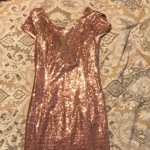 Long, Open Back Rose Gold Sequin Dress👗
